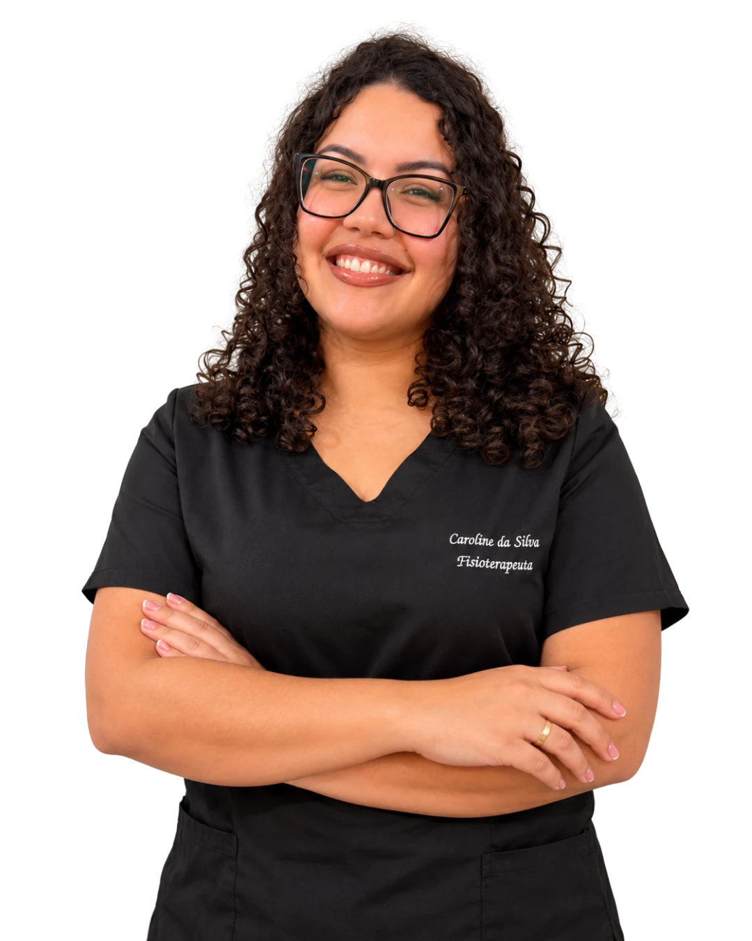 Caroline Silva, fisioterapeuta, sorrindo de braços cruzados.