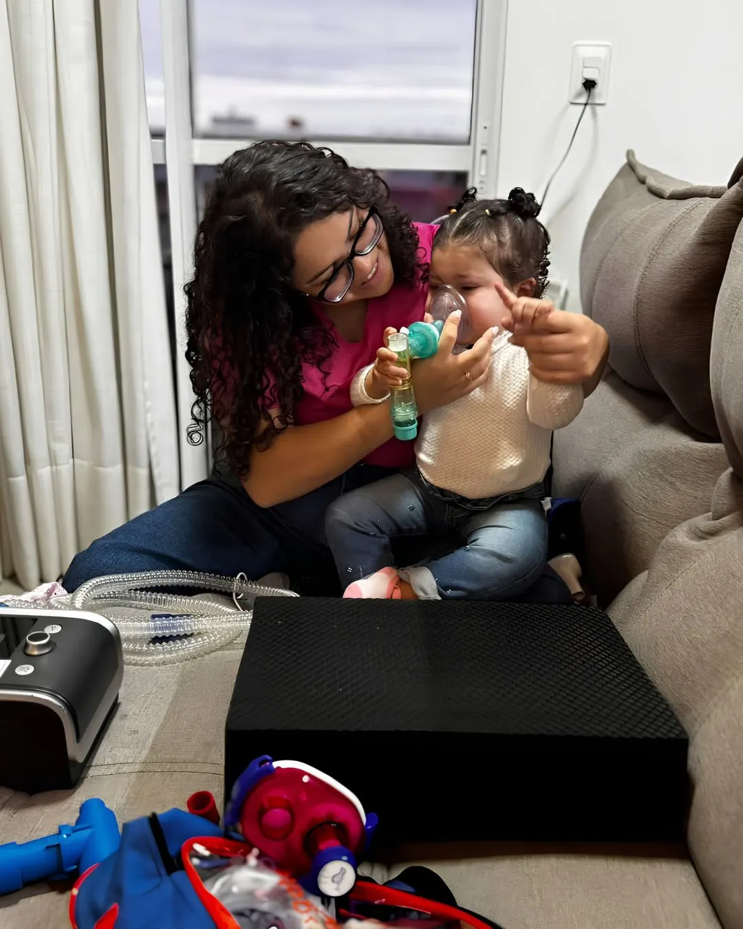 Atendimento pediátrico domiciliar: fisioterapeuta aplicando terapia respiratória em criança.