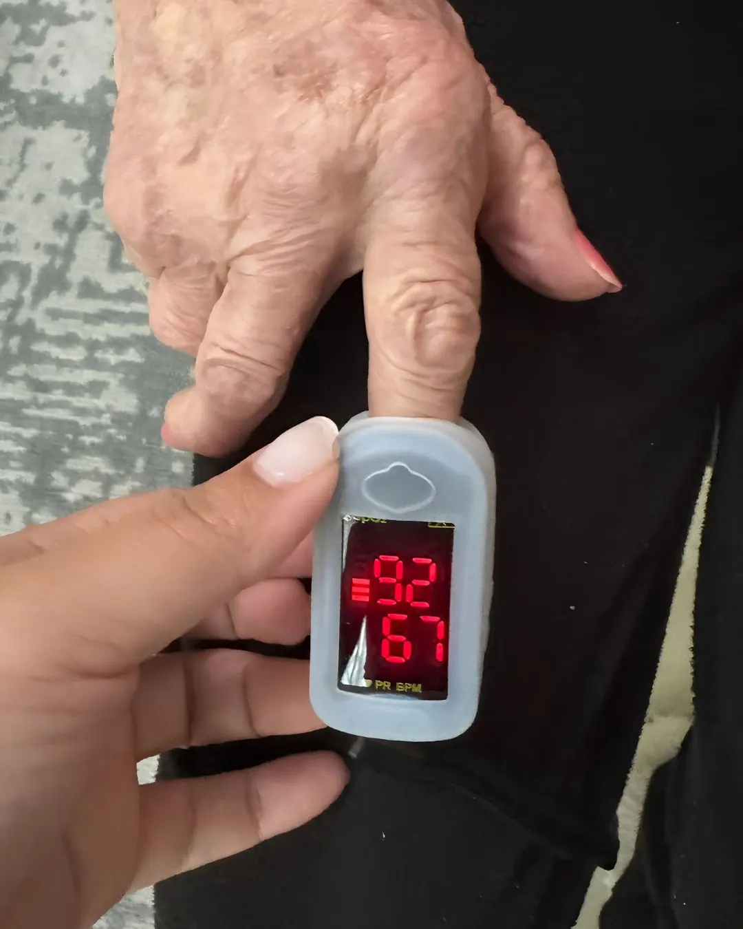 Medição da saturação de oxigênio com oxímetro durante atendimento domiciliar.